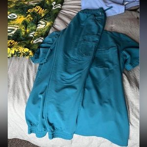 Movement by buttersoft scrubs size M